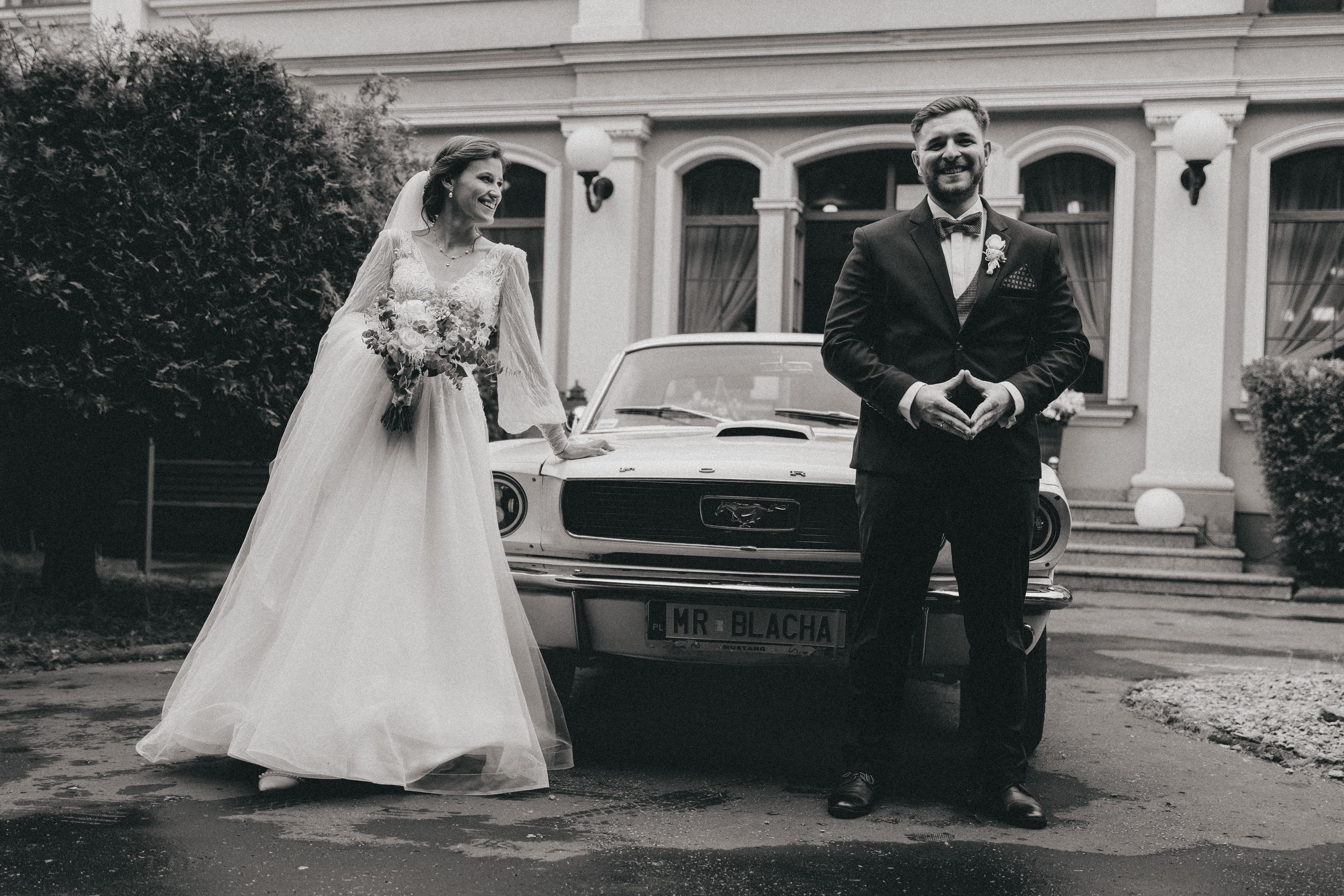 Para młoda przy zabytkowym samochodzie - wedding planner Śląsk, WHY Wedding